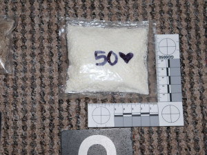 Celníci objevili u cizince v Praze novou drogu klonazolam. Doma měl i MDMA nebo lysohlávky