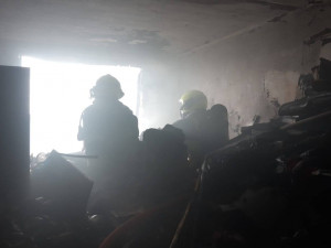 Při požáru v Praze zemřela žena. Přes dvacet dalších lidí zachránili hasiči