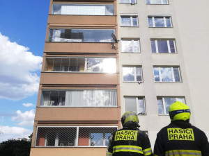 Při požáru v Praze zemřela žena. Přes dvacet dalších lidí zachránili hasiči