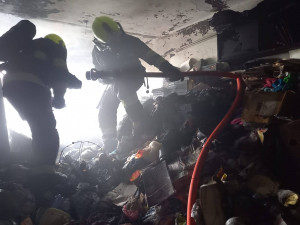 Při požáru v Praze zemřela žena. Přes dvacet dalších lidí zachránili hasiči