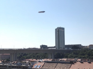 Nad Prahou krouží obří vzducholoď. Je největší svého druhu na světě