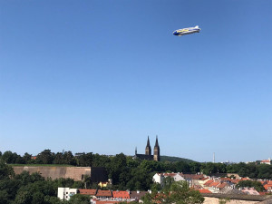 Nad Prahou krouží obří vzducholoď. Je největší svého druhu na světě