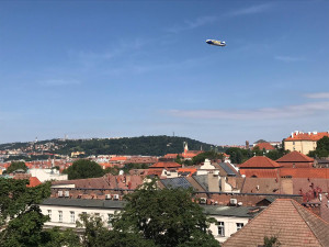 Nad Prahou krouží obří vzducholoď. Je největší svého druhu na světě