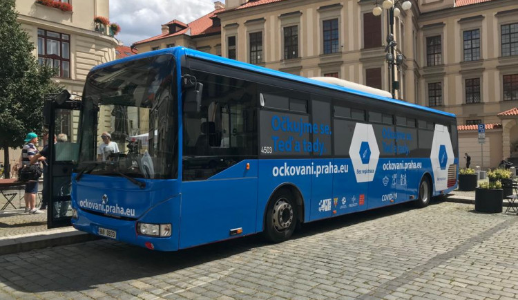 Prahou bude jezdit očkovací autobus. Zamíří na náplavku i do Stromovky