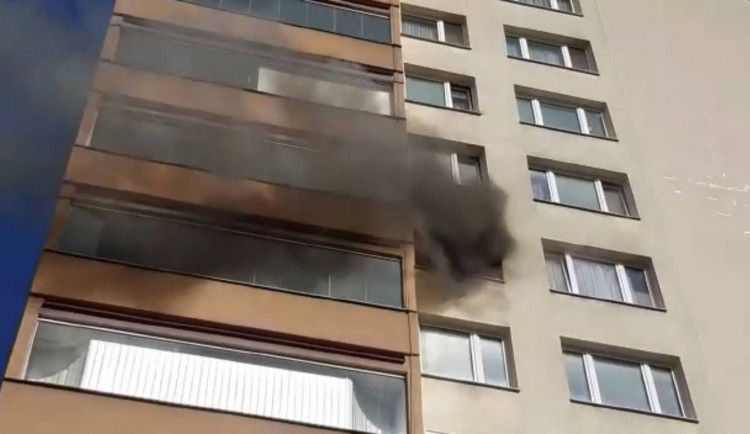 Při požáru v Praze zemřela žena. Přes dvacet dalších lidí zachránili hasiči