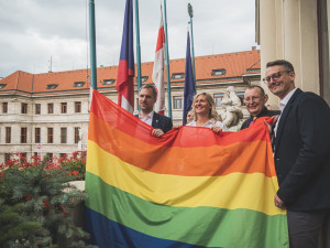 Dnes začíná festival Prague Pride. Duhová vlajka je na radnici i tramvajích