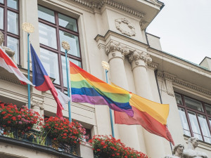Dnes začíná festival Prague Pride. Duhová vlajka je na radnici i tramvajích