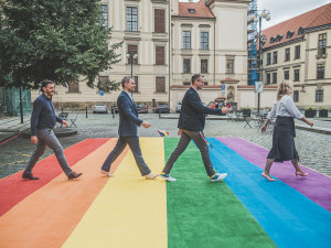 Dnes začíná festival Prague Pride. Duhová vlajka je na radnici i tramvajích