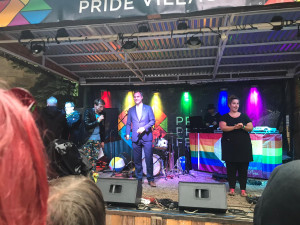 Slavnostního zahájení Prague Pride se účastní stovky lidí. Radost jim nezkazil ani déšť