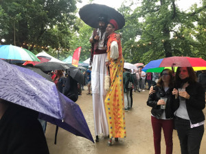 Slavnostního zahájení Prague Pride se účastní stovky lidí. Radost jim nezkazil ani déšť