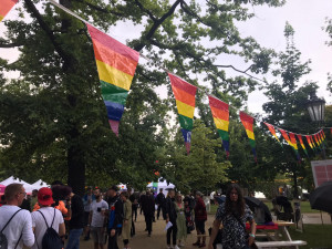 Slavnostního zahájení Prague Pride se účastní stovky lidí. Radost jim nezkazil ani déšť