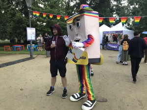 Slavnostního zahájení Prague Pride se účastní stovky lidí. Radost jim nezkazil ani déšť