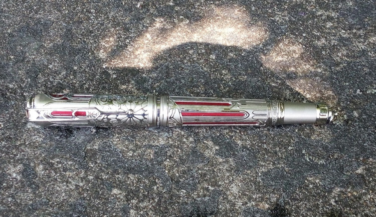 Strážníci vylovili z Vltavy luxusní pero za více než sto tisíc korun