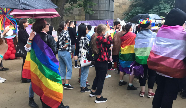 Slavnostního zahájení Prague Pride se účastní stovky lidí. Radost jim nezkazil ani déšť