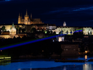 Dvojitá duha nad Prahou. Na Pražském hradě se v noci rozsvítila duhová vlajka
