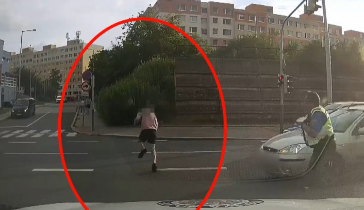 Výtržníka zastavila až namířená služební zbraň strážníka