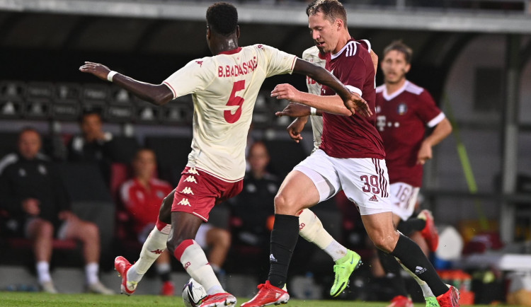 Sparta v úvodním utkání třetího předkola Ligy mistrů podlehla Monaku 0:2. Utkání provázelo rasistické skandování
