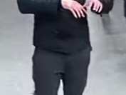 Policisté pátrají po podezřelých, kteří zveřejnili rasistický transparent