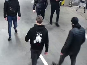 Policisté pátrají po podezřelých, kteří zveřejnili rasistický transparent