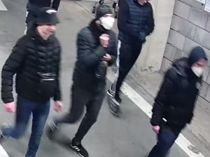 Policisté pátrají po podezřelých, kteří zveřejnili rasistický transparent