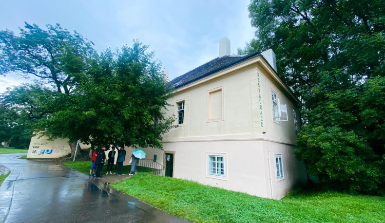 Praha 1 předala Skautskému institutu klíč k rybářskému domečku