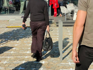 Dobrovolníci pomalovali kříži místo, kde má Babiš autogramiádu