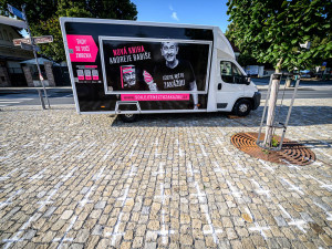 Dobrovolníci pomalovali kříži místo, kde má Babiš autogramiádu