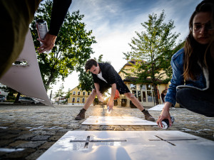 Dobrovolníci pomalovali kříži místo, kde má Babiš autogramiádu
