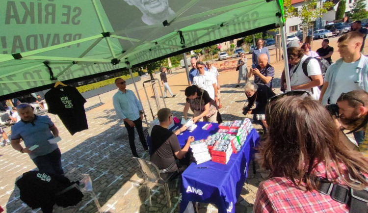 Dobrovolníci pomalovali kříži místo, kde má Babiš autogramiádu