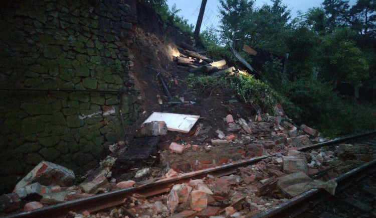 Část svahu se zřítila do kolejiště. Mezi Masarykovým nádražím a Veleslavínem nejezdí vlaky