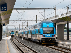 Na Zahradní Město bude možné dojet vlakem i autobusem. Podívejte se, jak vypadá výstavba přestupního temrinálu