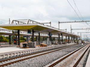 Na Zahradní Město bude možné dojet vlakem i autobusem. Podívejte se, jak vypadá výstavba přestupního temrinálu