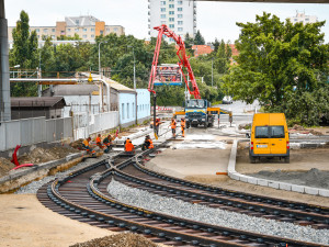 Na Zahradní Město bude možné dojet vlakem i autobusem. Podívejte se, jak vypadá výstavba přestupního temrinálu