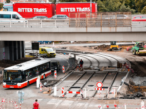 Na Zahradní Město bude možné dojet vlakem i autobusem. Podívejte se, jak vypadá výstavba přestupního temrinálu