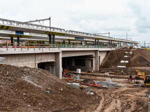 Na Zahradní Město bude možné dojet vlakem i autobusem. Podívejte se, jak vypadá výstavba přestupního temrinálu