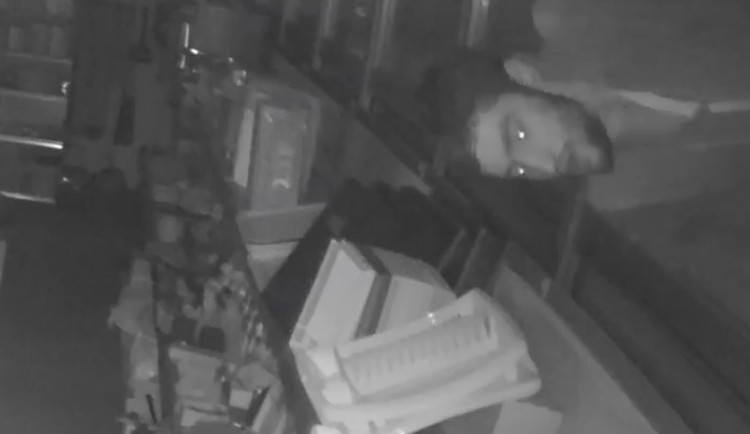 Spiderman se vloupal do prodejny přes otevřenou ventilačku