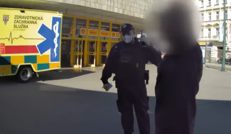 Vandal na Florenci poničil zaparkovanou sanitku. Zdravotníci zrovna pomáhali druhým