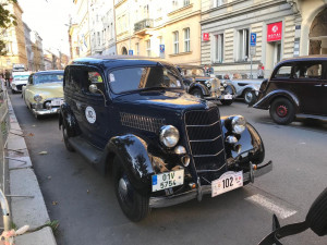 Prahu dnes ovládly historické vozy. Odstartoval závod 1000 mil československých