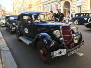 Prahu dnes ovládly historické vozy. Odstartoval závod 1000 mil československých