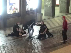 Cizinec zbil muže v centru Prahy. Nelíbilo se mu, jak vypadá
