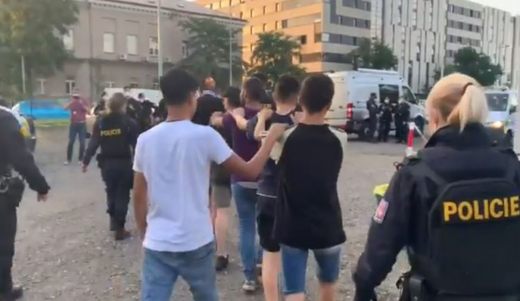 Při policejní honičce v Praze havarovala dodávka. Vyběhly z ní desítky migrantů, pátrá po nich policie