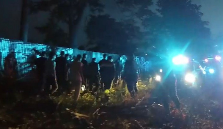 Policie zveřejnila video ujíždějící dodávky s migranty, která dnes havarovala v Praze