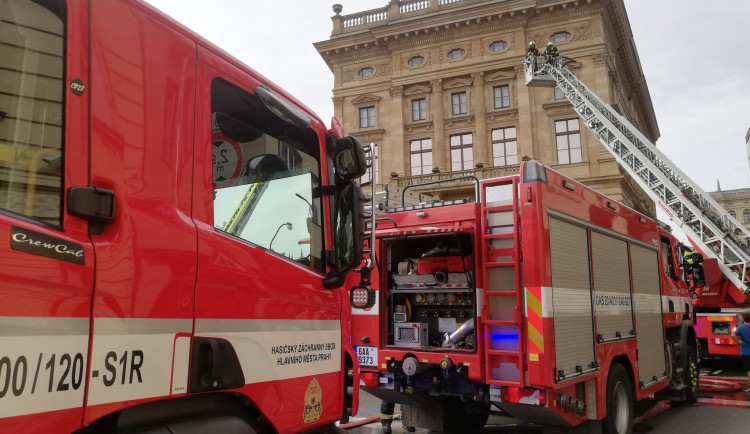 Národní divadlo pod proudem vody. Hasiči připomněli 140 let od velkého požáru
