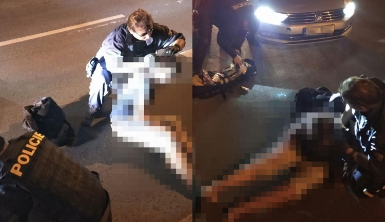 Žena přecházela čtyřproudovou silnici a srazilo ji auto. První pomoc jí poskytli policisté