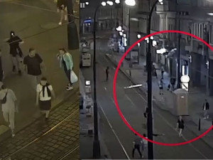 Útočníci brutálně napadli dva mladé muže v centru Prahy. Jednomu dupli na hlavu