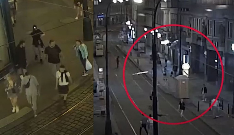 Útočníci brutálně napadli dva mladé muže v centru Prahy. Jednomu šlapali na hlavu