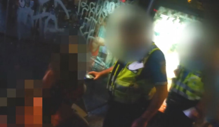 Opilé matky v Praze. Jednu podpíral její třináctiletý syn, druhá se starala o tříletou holčičku