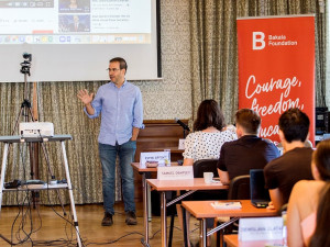 Mezi přednášejícími byl držitel Pulitzerovy ceny Adam Entous.