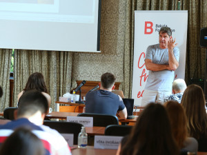 Mezinárodním studentům prezentoval i český novinář, dlouholetý redaktor CNN, Tomáš Etzler.