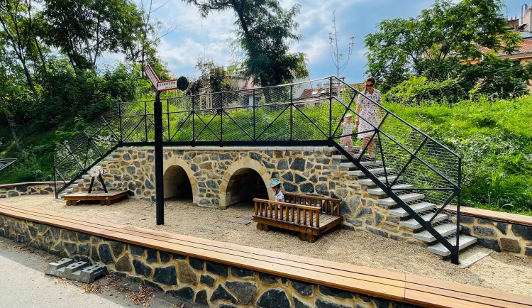 V Praze vznikl nový plácek s železniční tématikou pro děti. Podívejte se, jak vypadá